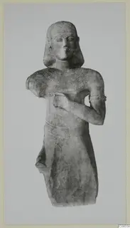 Limestone Neo-Cypriote standing figure with one hand raised to the chest, seen from the front