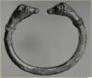 Gold ring bracelet with an animal head at each end, facing each other across the opening, from Moseras