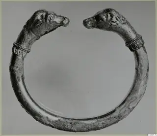Open gold bracelet with an animal head at each end, from Moseras