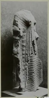 Limestone figure from Vouni in side view, with grooved hair and a projecting nose