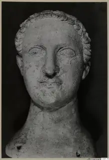 Stone head and upper bust of Domitianus, facing forward against a dark background