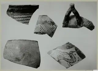 Five Lev. Hell. pottery sherds with painted bands, chevrons and a loop handle fragment, on a pale background