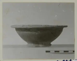Footed bowl with a flat rim, shown in side profile beside a scale bar