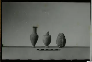 Three vessels standing in a row with a scale bar in front, from Ajii Omologitades, Politiko T1914 and Limassol Oasis T1.