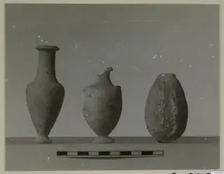 Three pottery vessels on a grey backdrop beside a scale bar, from Ajii Omologitades, Politiko T1914 and Limassol Oasis T1