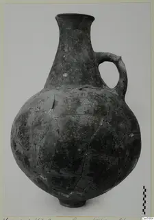 Red Polished I jug from Vounous with a loop handle, shown beside a scale bar
