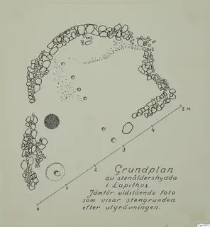 Ground plan drawing of a curved stone foundation, with a numbered scale bar.