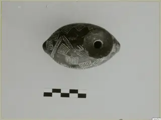 Pottery Red Polished II bowl with pale hatched incised pattern, seen from above, with a scale bar below