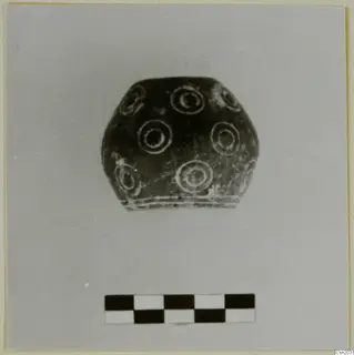 Pottery Red Polished II bowl with white concentric-circle decoration, shown with a scale bar