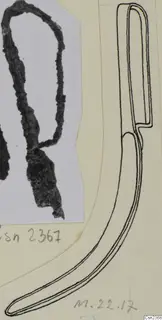 Iron strigil M.22.17: a corroded photograph beside an ink line drawing of the curved tool