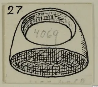 Field drawing of a silver object seen from above, with an open hollow upper part and a cross-hatched lower base