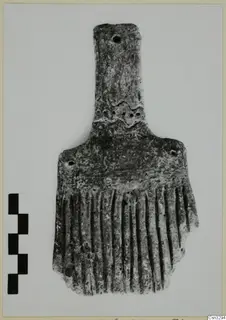 Grey pitted object with a long narrow neck, a wavy incised band and a grooved comb-like base, beside a scale bar