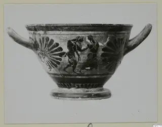 Black-figure two-handled bowl with two figures in silhouette between fan-shaped motifs on its side