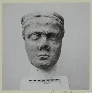 Roman stone head on a block base, with a scale bar and a number label placed in front