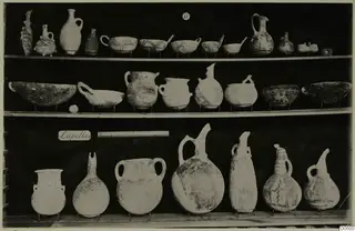 Pottery jugs and bowls from Lapithos Markides, T.51, set out on three shelves