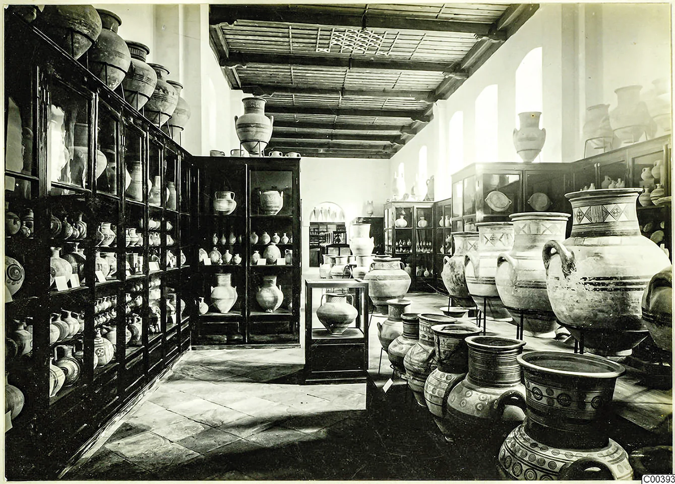 The main exhibition gallery of the Cyprus Museum in the late 1920s, glazed cases filled with rows of nearly identical pots. Photo John Lindros. (National Museums of World Culture, Mediterranean Museum, Sweden, CC BY-NC-ND.)