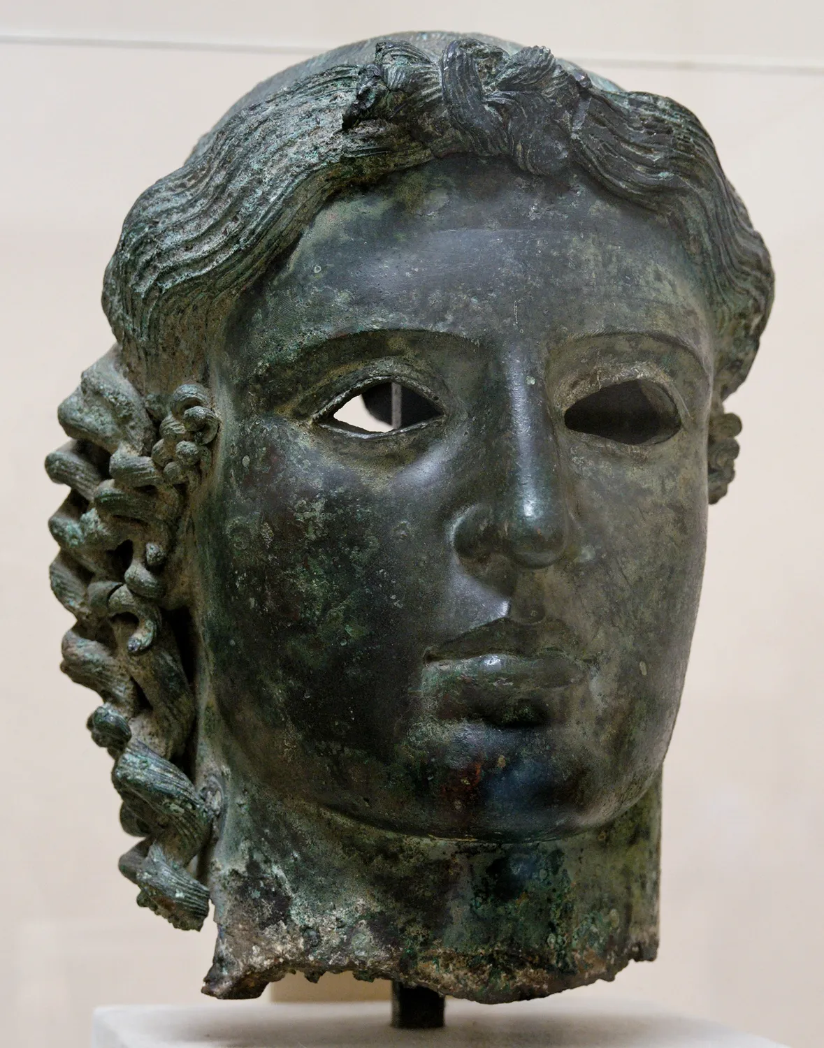 The Chatsworth Head, from a colossal bronze found near Tamassos in central Cyprus, about 460 BC; now in the British Museum. Photo: Marie-Lan Nguyen, Wikimedia Commons, CC BY 2.5.