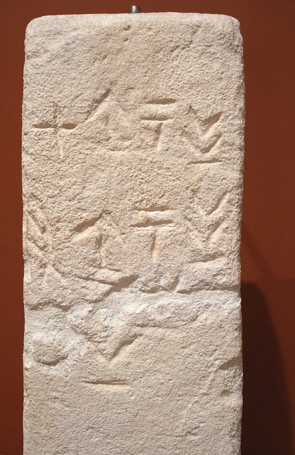 Limestone tablet incised with a Cypro-syllabic inscription, 4th century BCE, from Kritou Tera-Fytefkia. Archaeological Museum of Paphos. Photo: Arjuno3, CC BY 4.0.