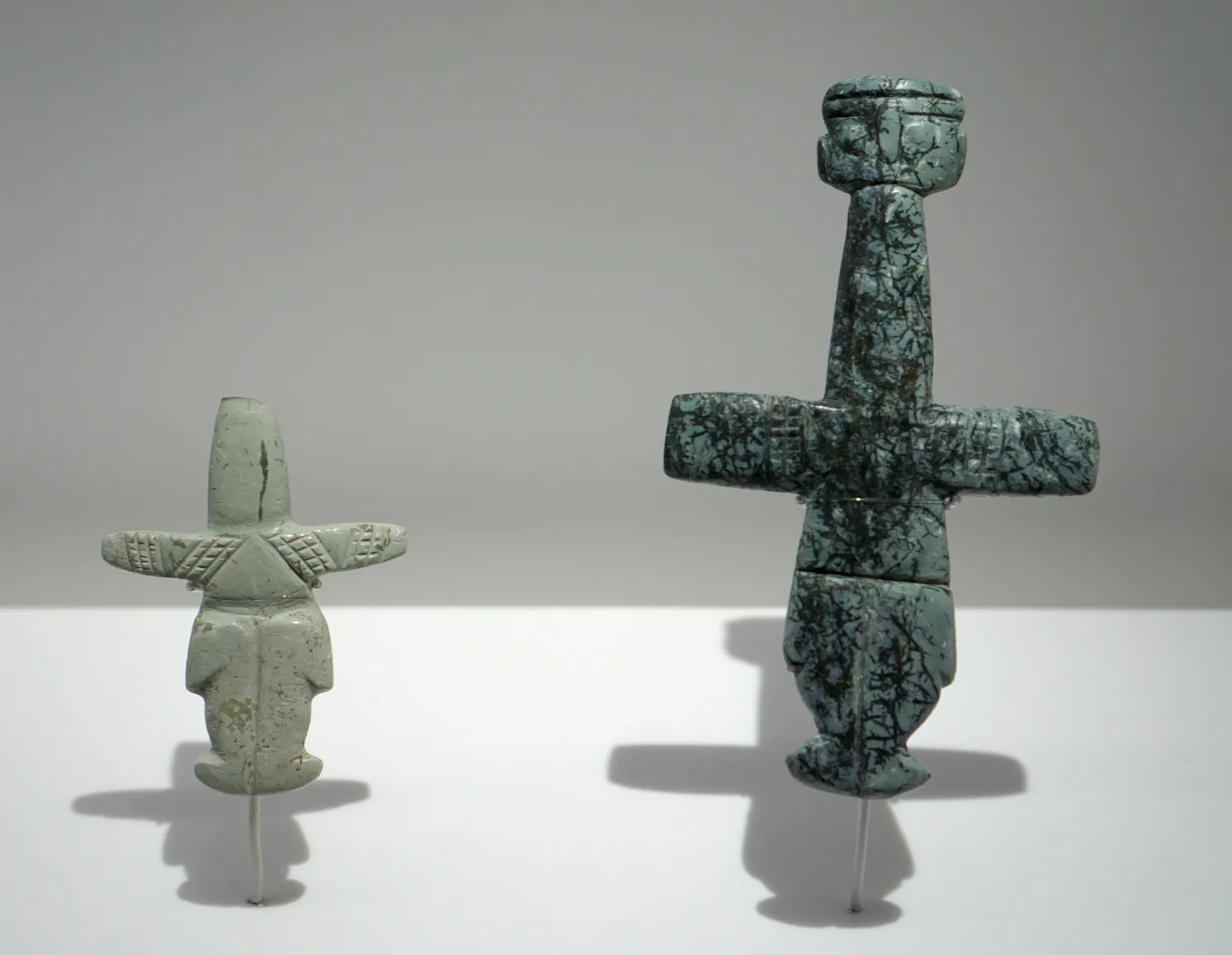 Chalcolithic cruciform figurines in blue-green picrolite from Souskiou; the larger wears a tiny cruciform pendant of the same form. (Cyprus Museum; photo Arjuno3, CC BY-SA 4.0)