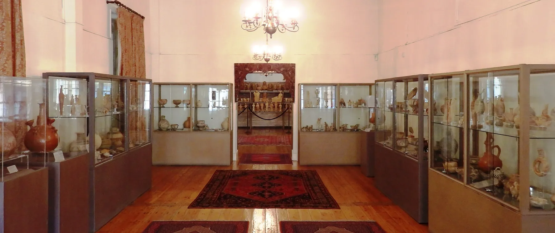 The collection in the family house at Larnaca, where it has been on view since 1974. (Pierides Museum; photo Hermann Junghans, CC BY-SA 3.0 DE)