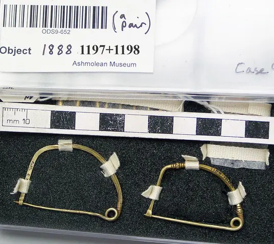 Bow-shaped gold fibula, Late Bronze Age III Cypriot jewelry