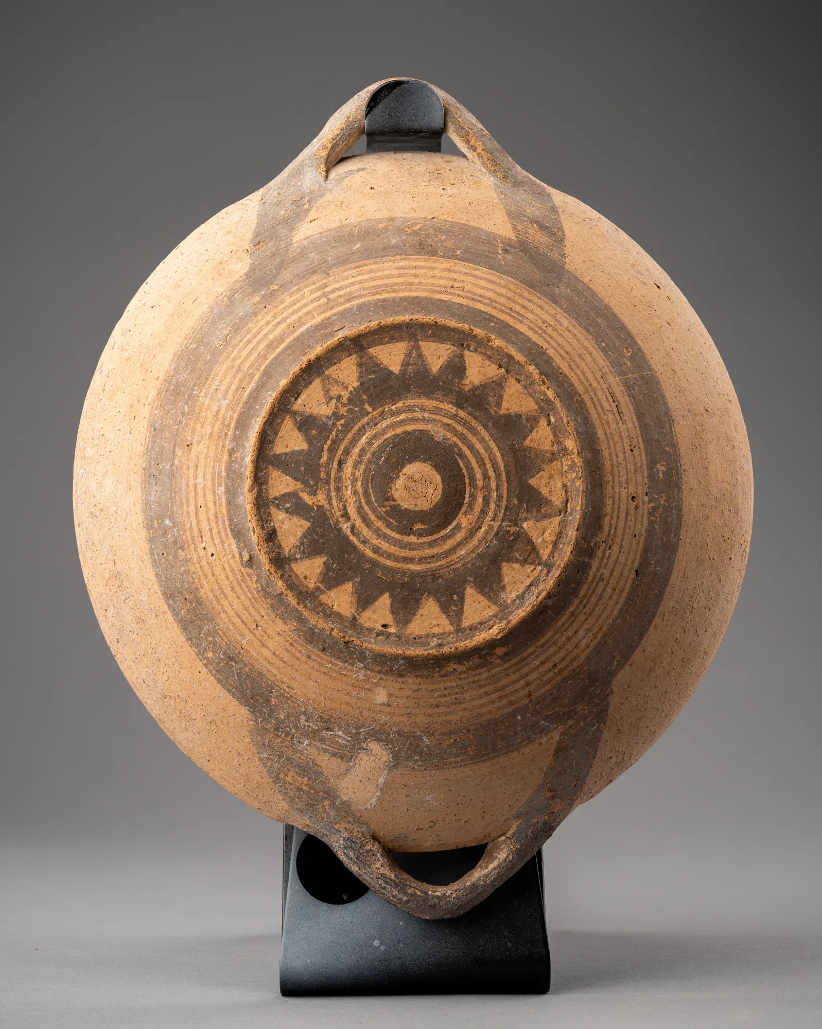White Painted Plate with a Sawtooth Star on the Underside, Geometric II Cypriot dish