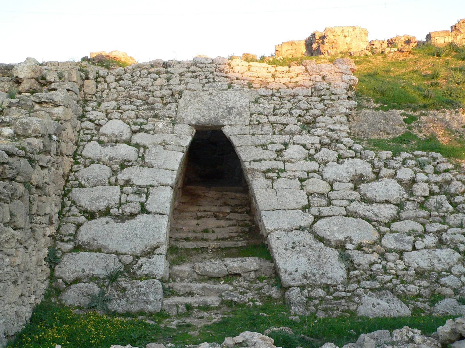 Corbelled stone passage in the walls of Ugarit, on the tell of Ras Shamra. Photo: Disdero, CC BY 3.0, via Wikimedia Commons