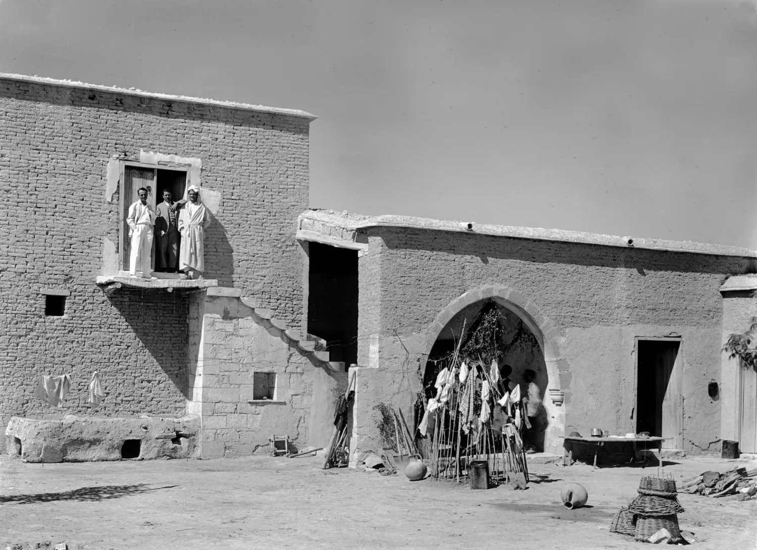 A village house at Idalion (modern Dhali), photographed by the Swedish Cyprus Expedition between 1927 and 1931: walls of sun-dried mud brick with the courses plainly visible, flat roofs, and rooms set round a yard. The upper storey, outside stair and arch belong to the recent village; at Marki every building had one storey. Photo: John Lindros, Swedish Cyprus Expedition, CC0.