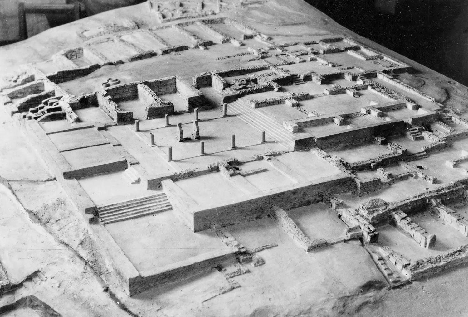 The model of the Vouni palace made for the Swedish Cyprus Expedition, seen from the north-west: the central court ringed by columns in the middle, and on its far side the broad staircase up to the hall suite. It shows the excavators' reading, including a colonnade that may belong only to the remodelling. Photo: Swedish Cyprus Expedition 1927 to 1931, National Museums of World Culture, Sweden, CC0.