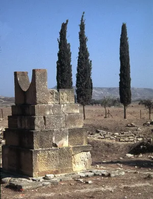 The stepped ashlar altar of Myrtou-Pigadhes, about 1200 BC, reassembled on the site, with a pair of horns of consecration on top. Photo: Yak, CC BY-SA 3.0.