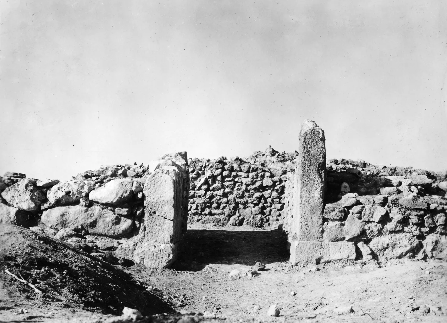 The entrance of the Nitovikla fort as the Swedish Cyprus Expedition exposed it in 1929: two tall upright stone slabs stand on either side of the passage, and straight ahead a wall of rubble blocks the way, so that anyone entering had to turn. Photo: John Lindros, Swedish Cyprus Expedition, CC0.