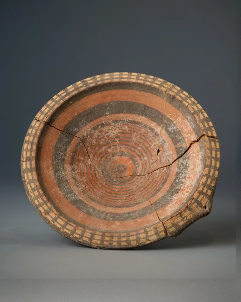 Black-on-Red Plate with Barred Rim and Concentric Circles