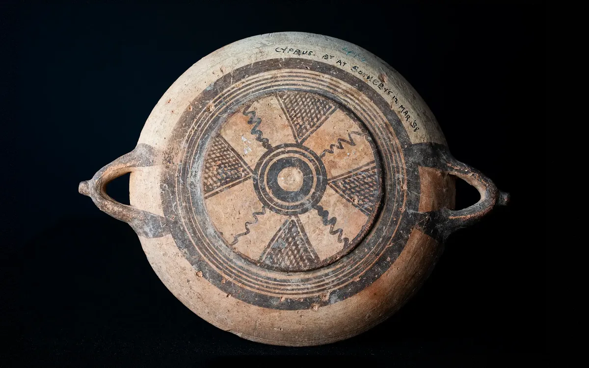 White Painted Plate with Latticed Triangles and Wavy Lines on the Underside