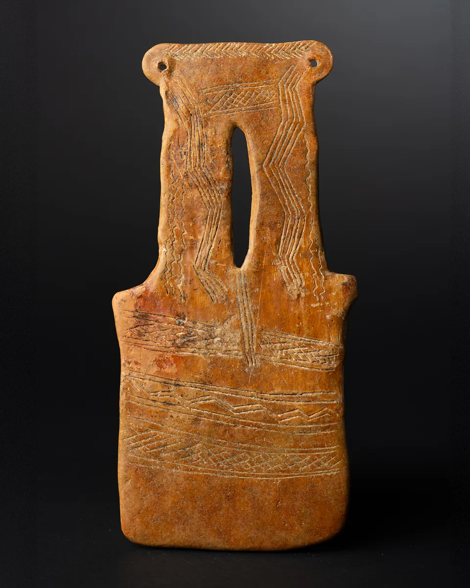 The two-necked figure, back: zigzag lines run down each neck.