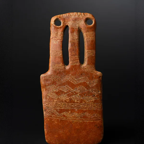 Red Polished Three-Necked Plank Figure