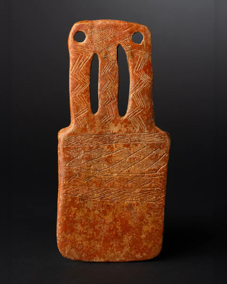 The three-necked plank figure, back: each of the three uprights carries its own incised zigzag.