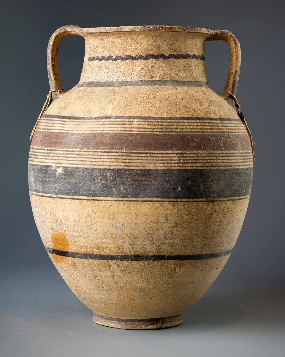 Large Bichrome Amphora with a Wavy Line on the Neck