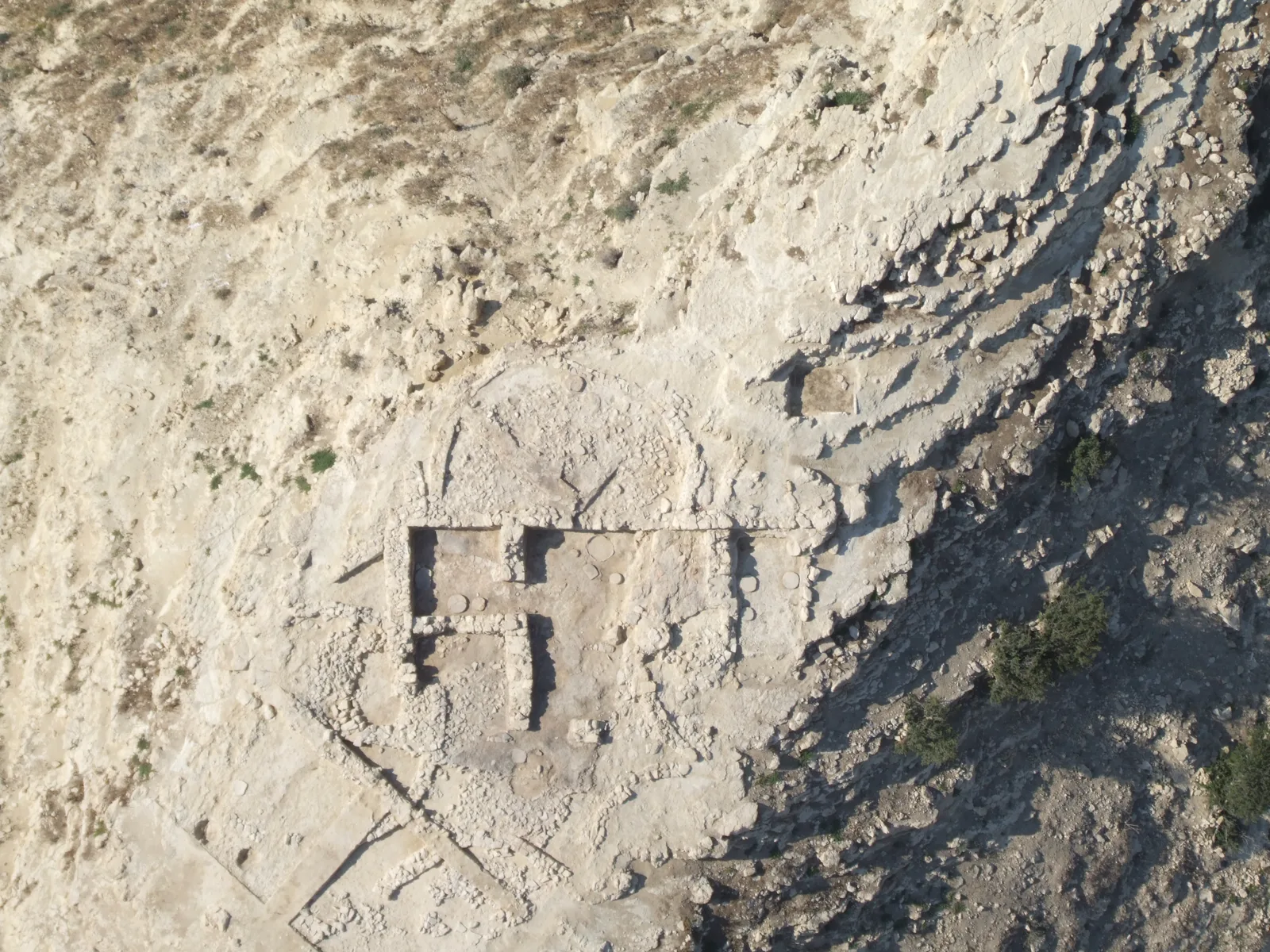 Aerial photograph of a pale limestone hilltop with three areas circled in red and labelled in Turkish: south plateau, north plateau and uppermost terrace