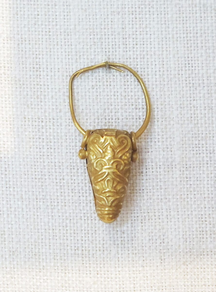 Gold pendant in the form of a bull's head, Late Bronze Age III Cypriot jewelry