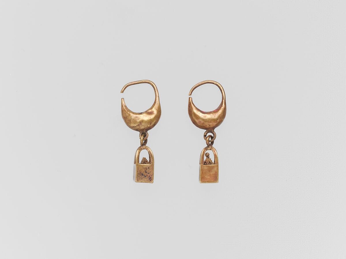 Gold earring with cage and ball pendant, Archaic II Cypriot jewelry