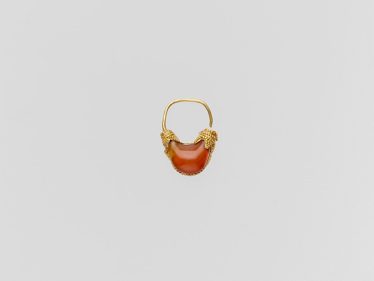 Gold and carnelian boat-shaped earring, Archaic II Cypriot jewelry