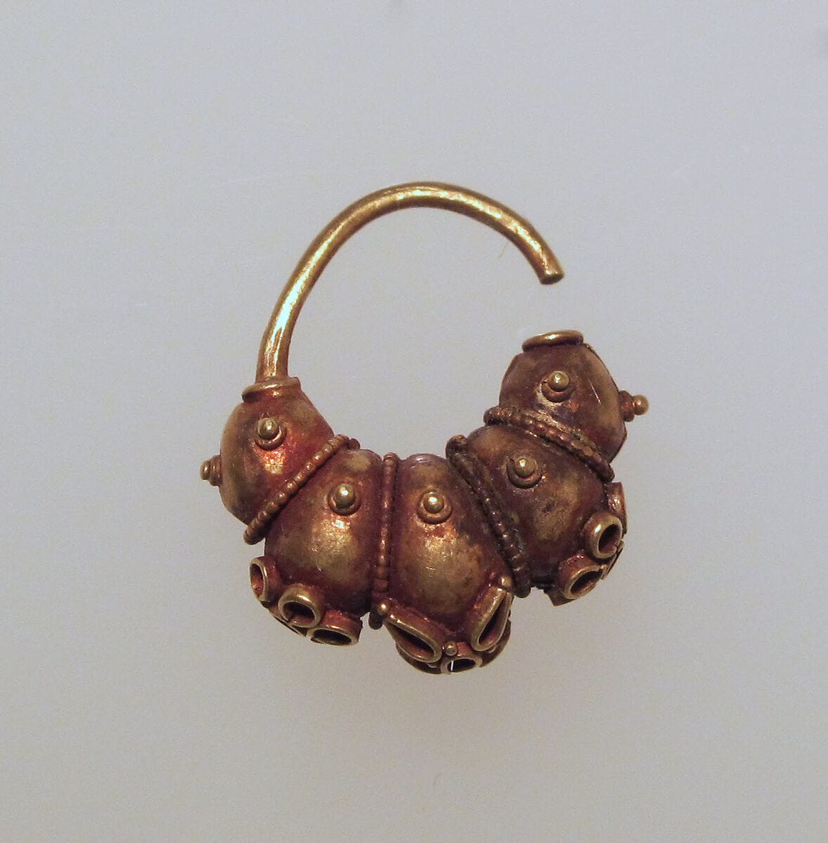 Electrum earring with lobes and rosettes, Archaic II Cypriot jewelry