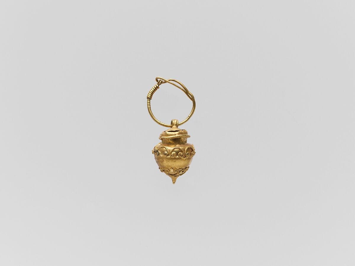 Gold vase-shaped pendant, Classical Cypriot jewelry