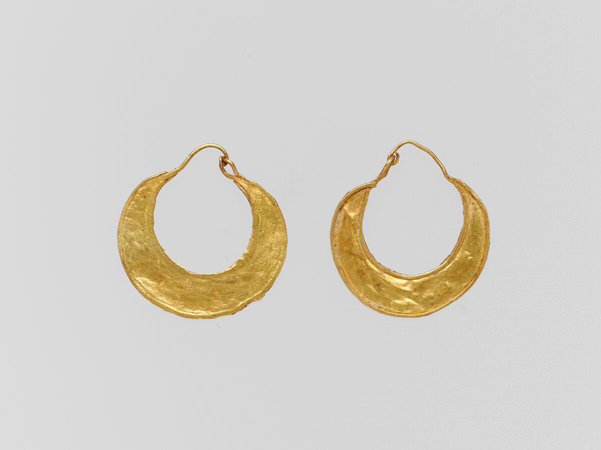 Gold crescent-shaped earring, Classical Cypriot jewelry