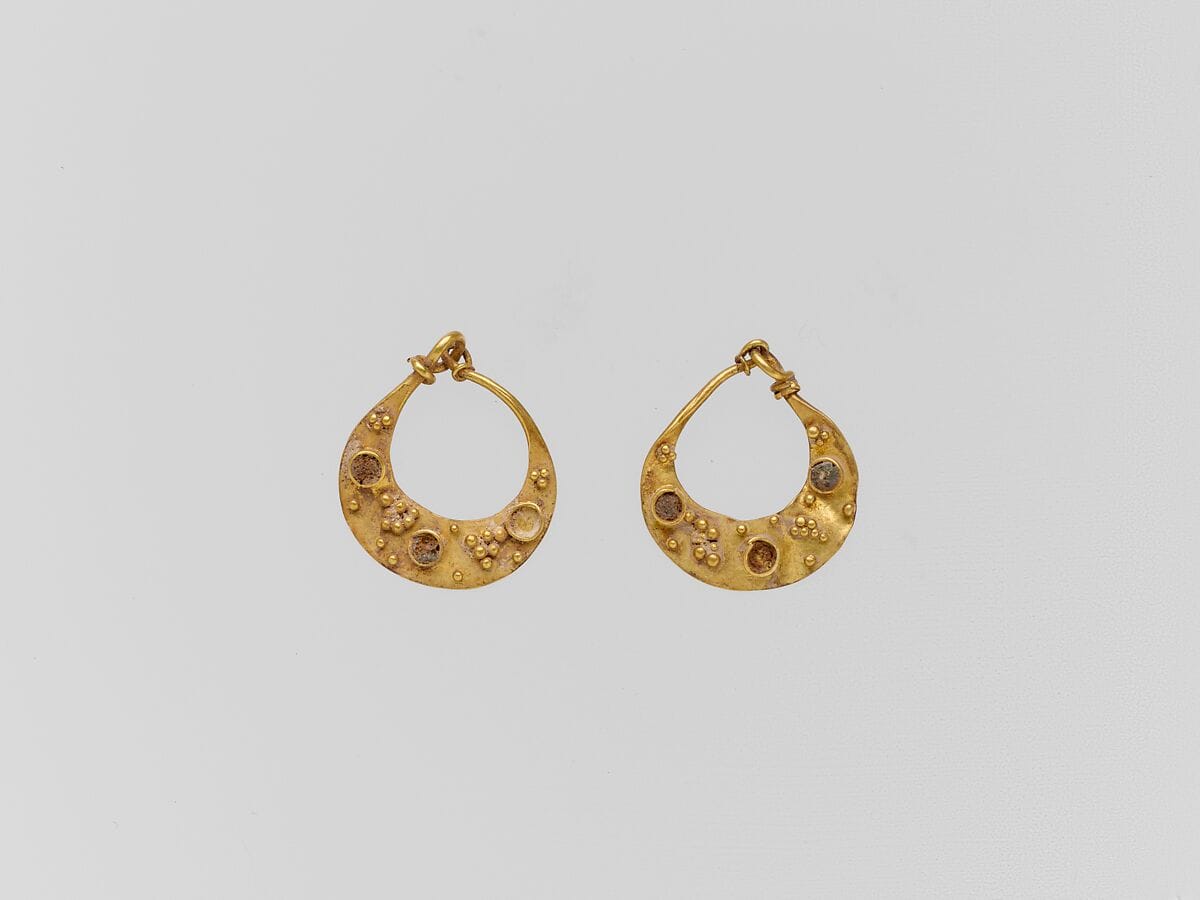 Gold crescent-shaped earring, Classical Cypriot jewelry