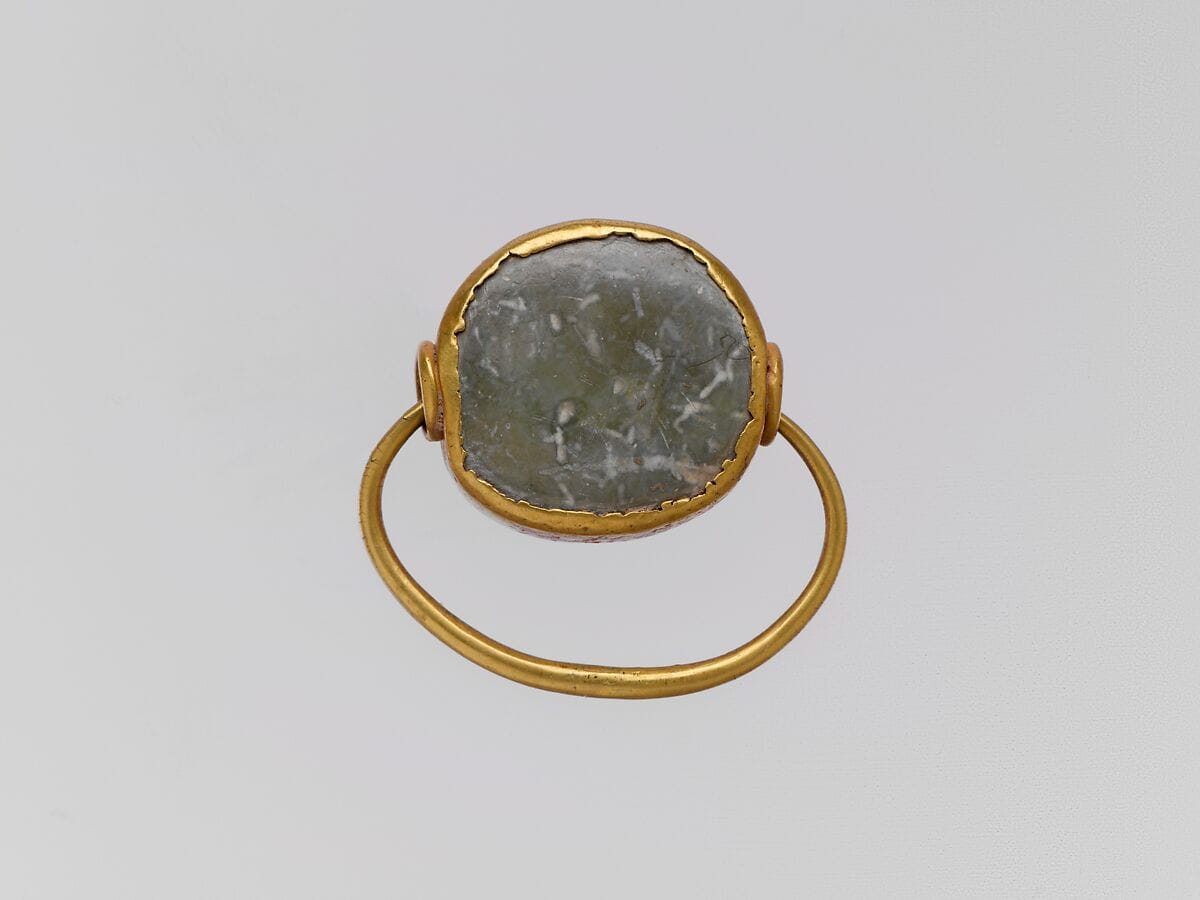 Gold hoop with picrolite stone in gold setting, Archaic II Cypriot jewelry