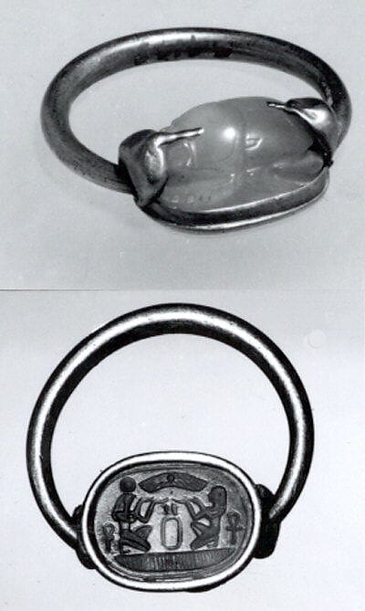 Gold ring with chalcedony scaraboid, Archaic II Cypriot jewelry