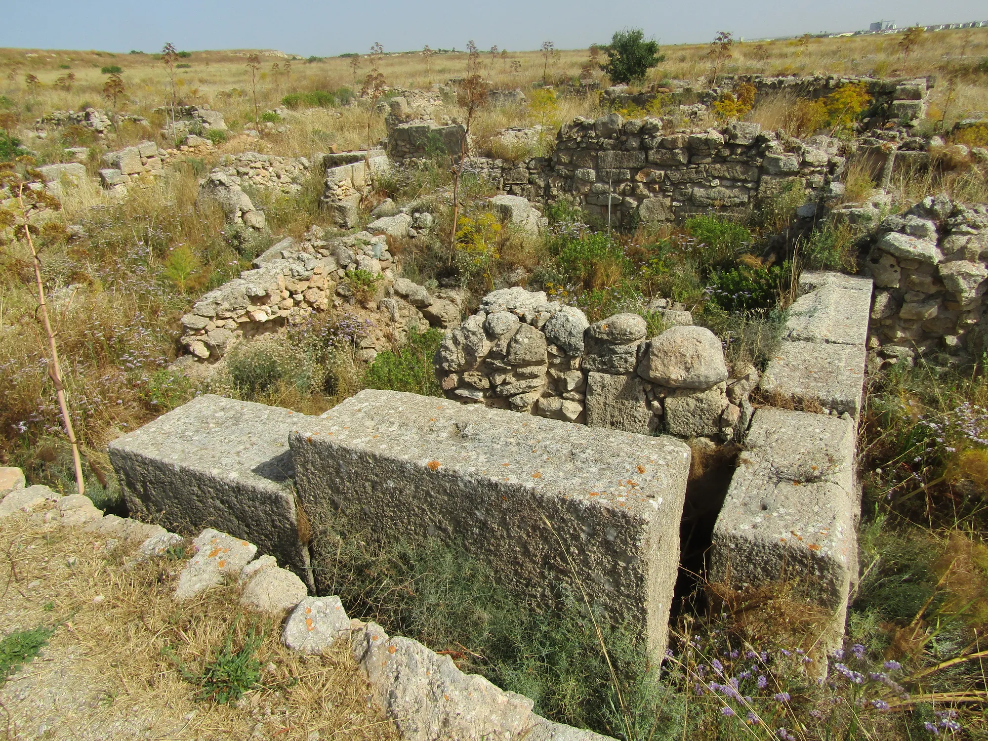 Squared limestone blocks beside rubble walling in the Late Bronze Age town of Enkomi. Photo: O. Mustafin, CC0, via Wikimedia Commons