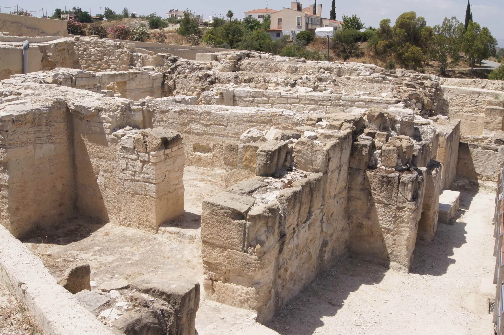 Rooms of the palace and administrative complex on the west terrace (Ampileri) at Idalion, with walls of squared blocks (Photo: Rjdeadly, CC BY-SA 4.0)