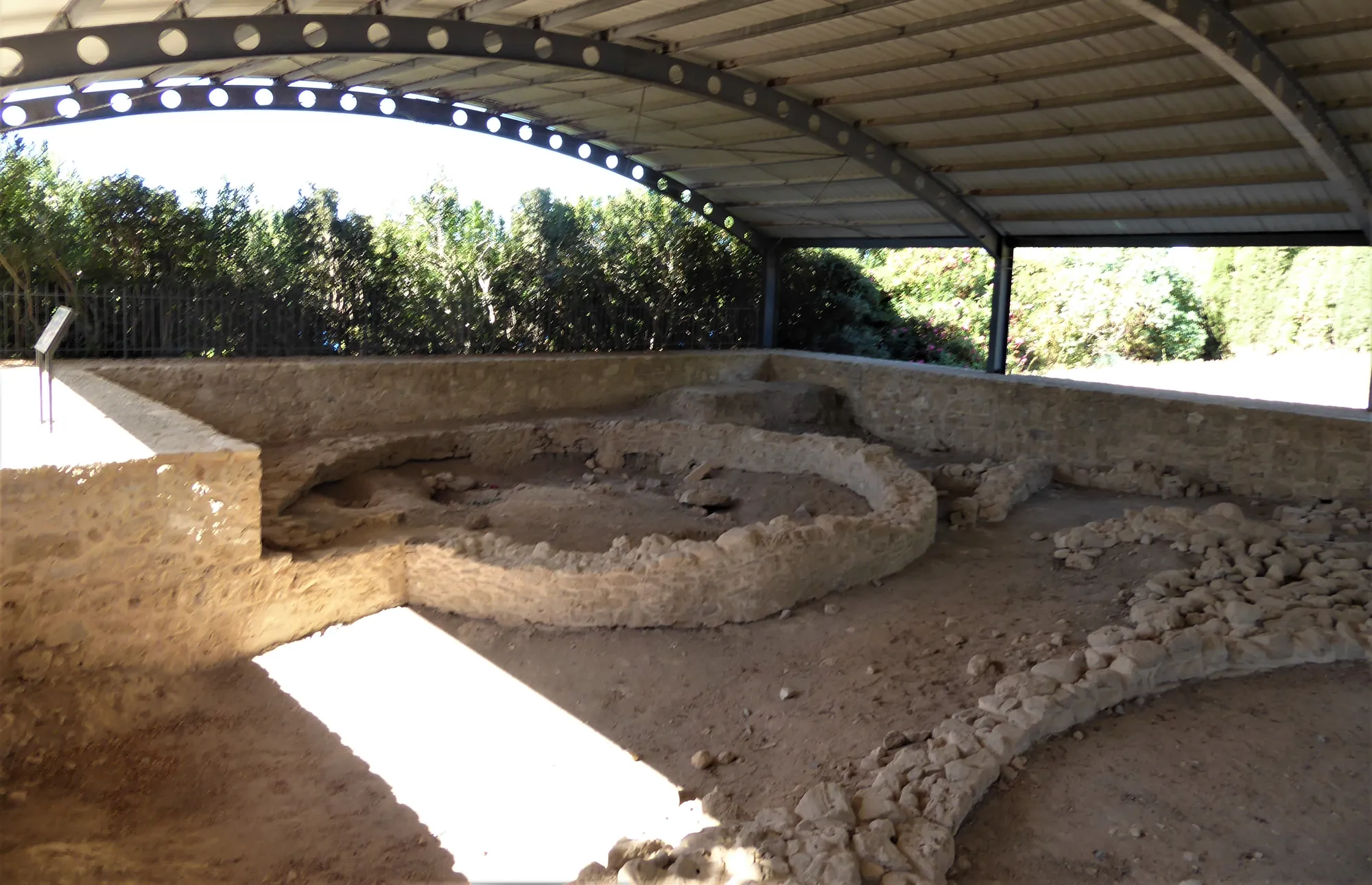 Curved stone footings of several round buildings crossing one another at Kissonerga-Mosphilia. Photo: Chris06, CC BY-SA 4.0, via Wikimedia Commons
